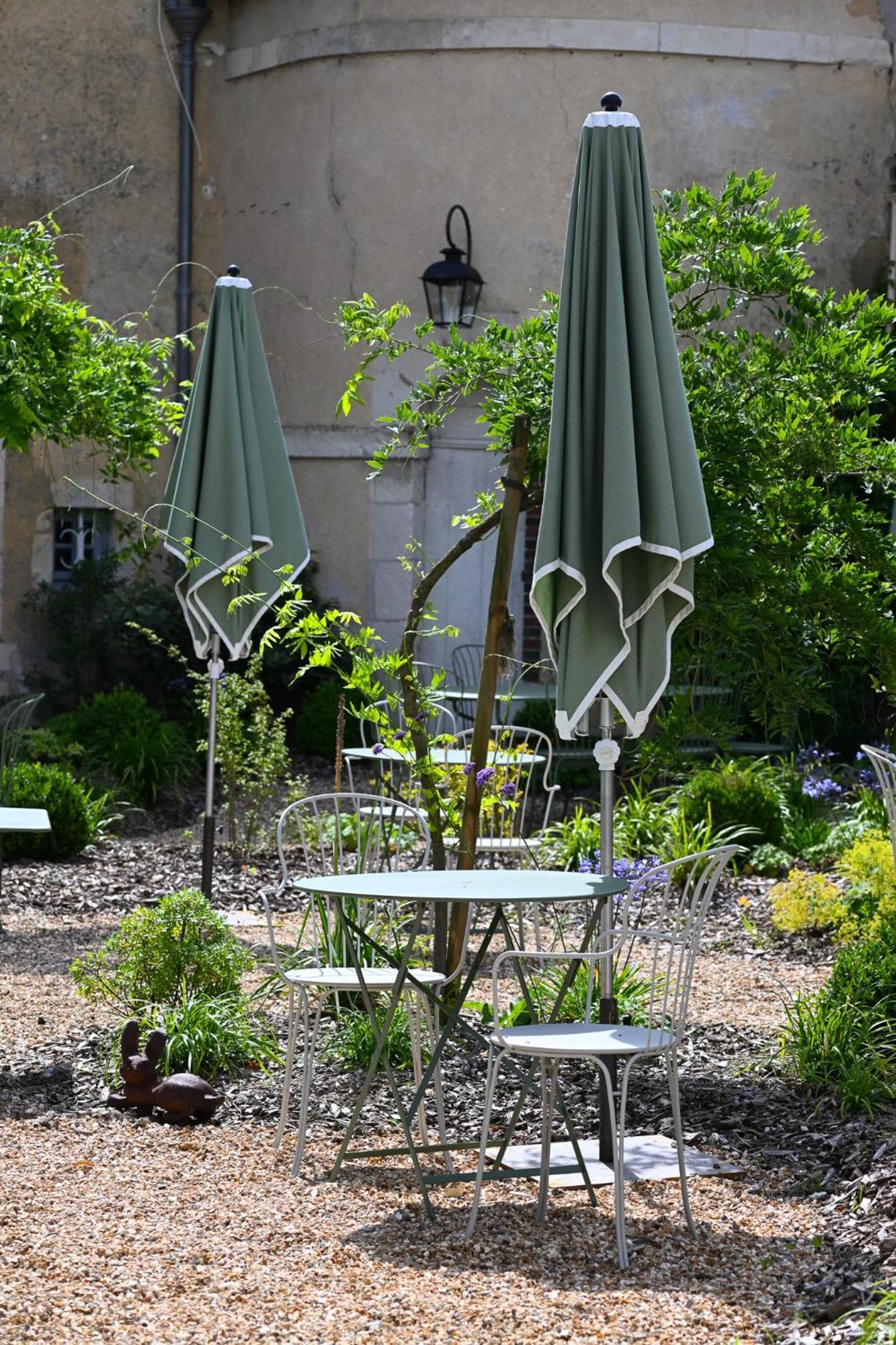 Hotel Les Pres Saint-Hilaire-le-Chatel Bagian luar foto